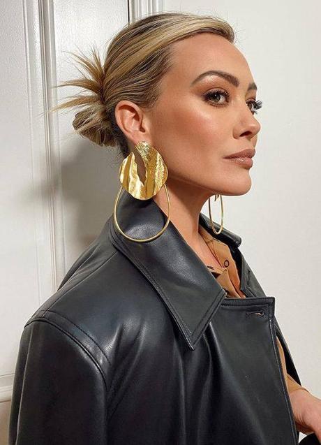 Imagen - Hilary Duff con moño desenfadado para pelo liso