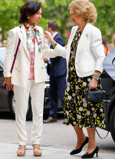Imagen - Ana Botín saludando a la reina Sofía. / GTRES