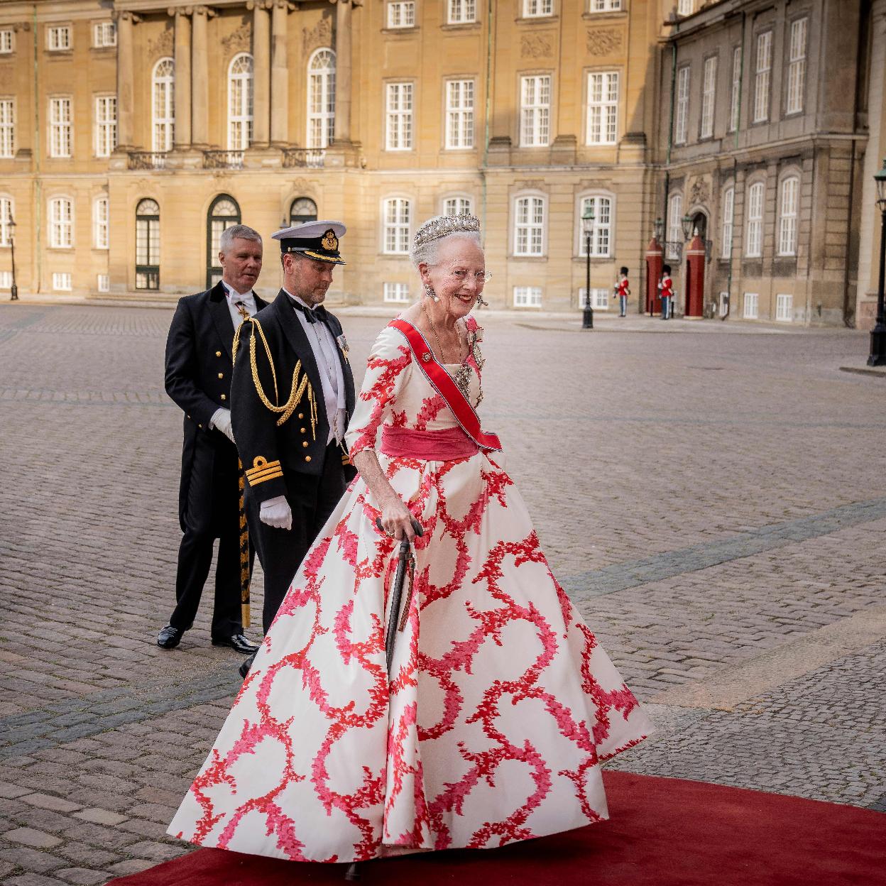 La reina Margarita de Dinamarca, a su llegada al palacio de Amalienborg, donde se celebró la cena de gala en honor de los reyes de Noruega, Harald y Sonia. 