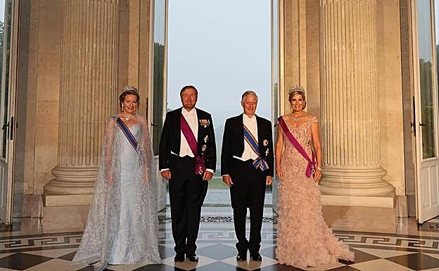 Foto oficial de la cena de gala que Joaquín y Matilde de Bélgica ofrecieron a Guillermo y Máxima de Países Bajos en el palacio de Laeken. 