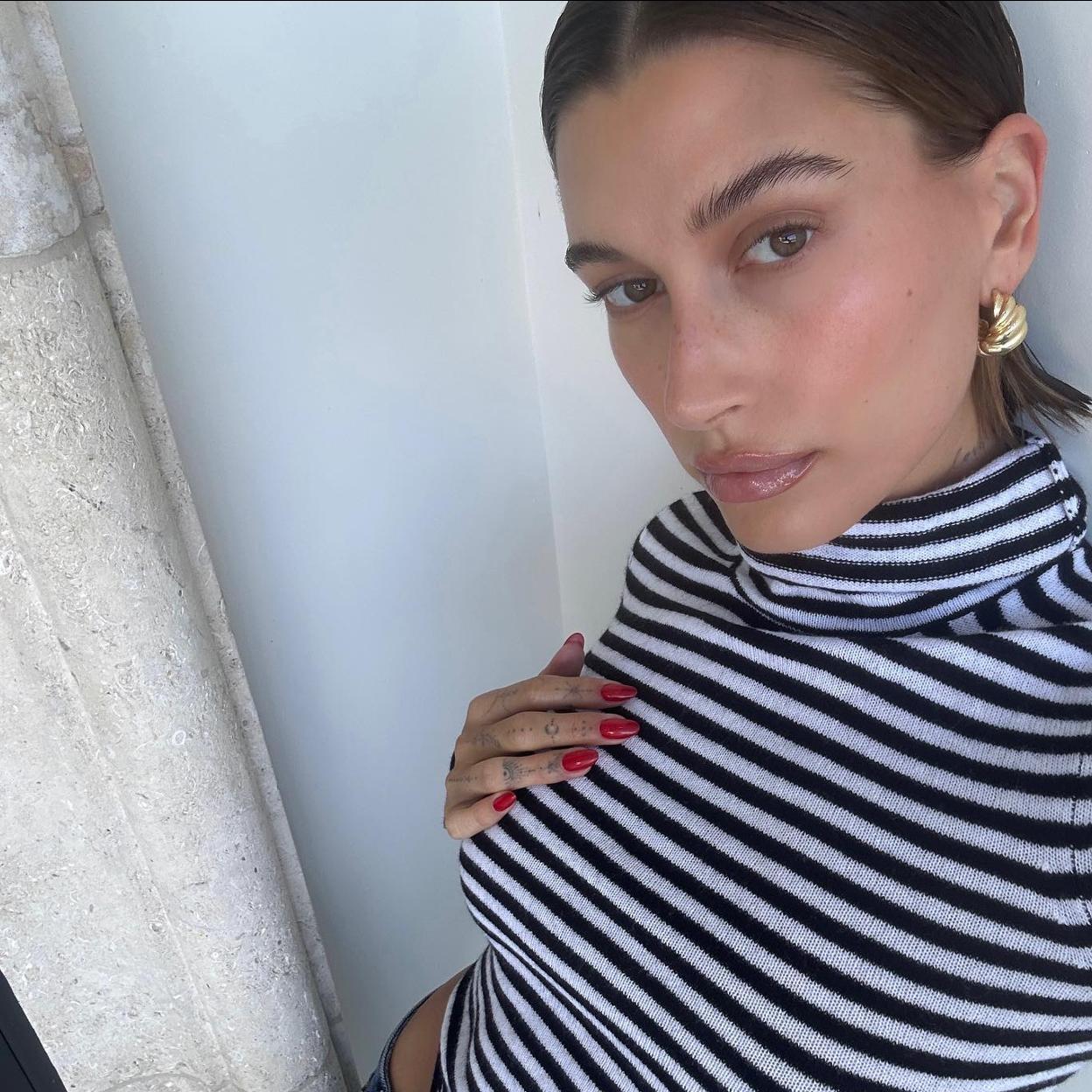 Hailey Bieber con colorete
