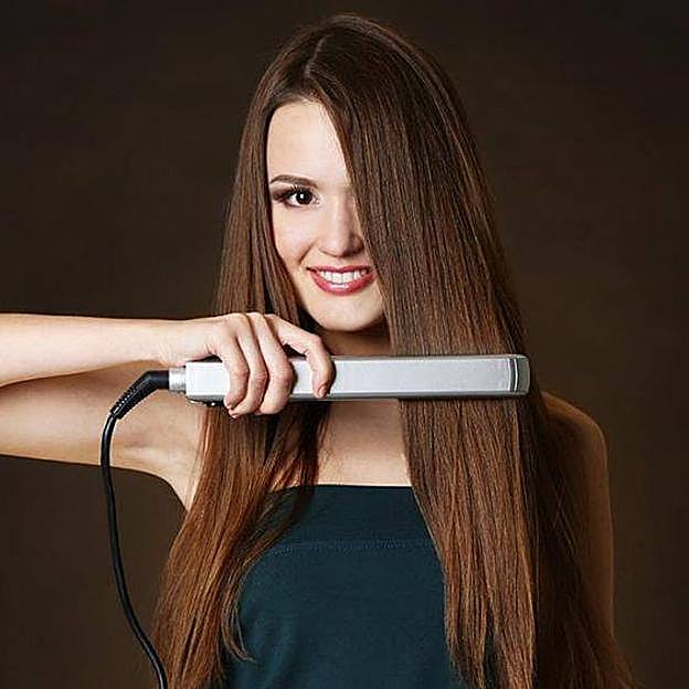 Mujer utilizado plancha de pelo