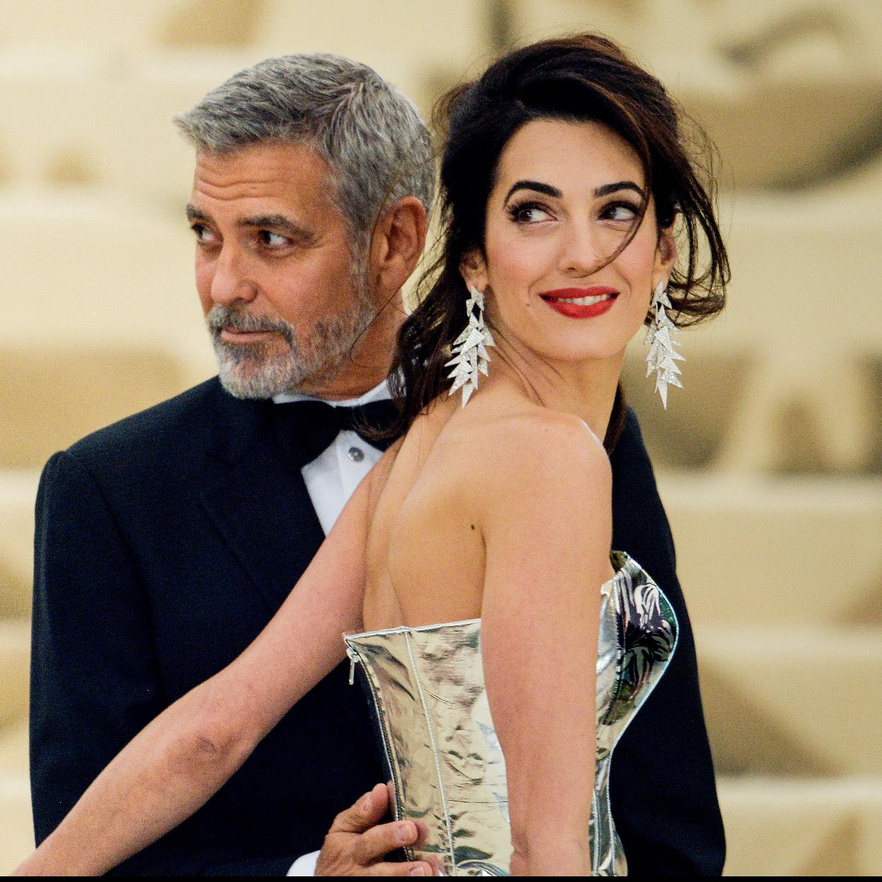 Amal Clooney posa con su marido, George Clooney.