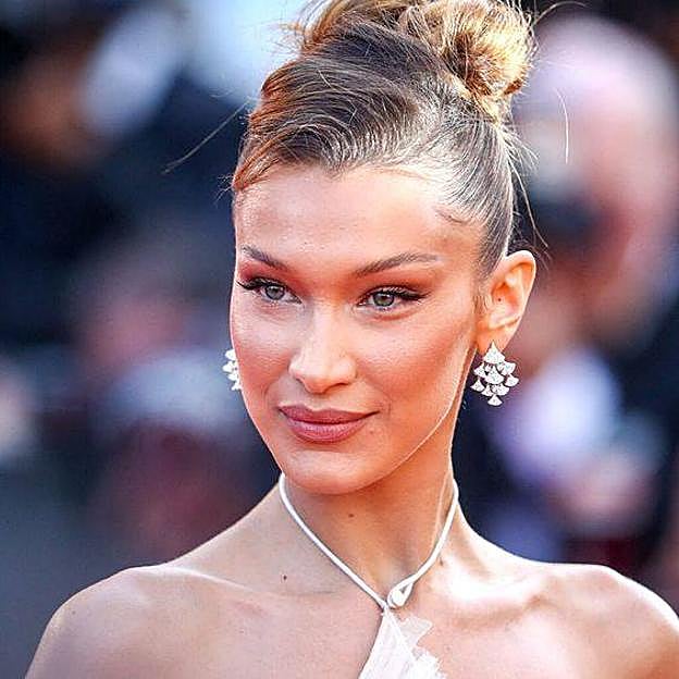 Bella Hadid con efecto lifting de hilos tensores