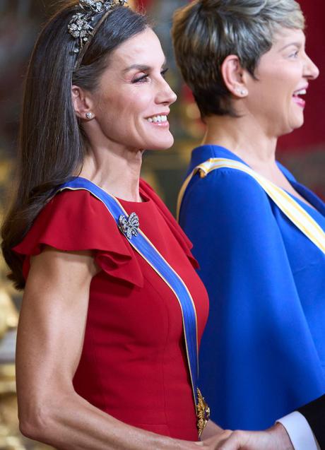 Imagen - Los imponentes brazos de la reina Letizia, protagonistas en los besamanos que debe atender en Zarzuela o el Palacio Real, como en esta recepción en honor del presidente de Colombia y su primera dama. (FOTO: LIMITED PICTURES)