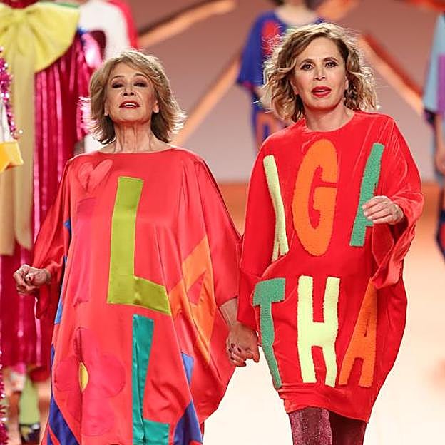 Mila Ximénez y Agatha Ruiz de la Prada, en un momento del desfile del programa Sálvame. 