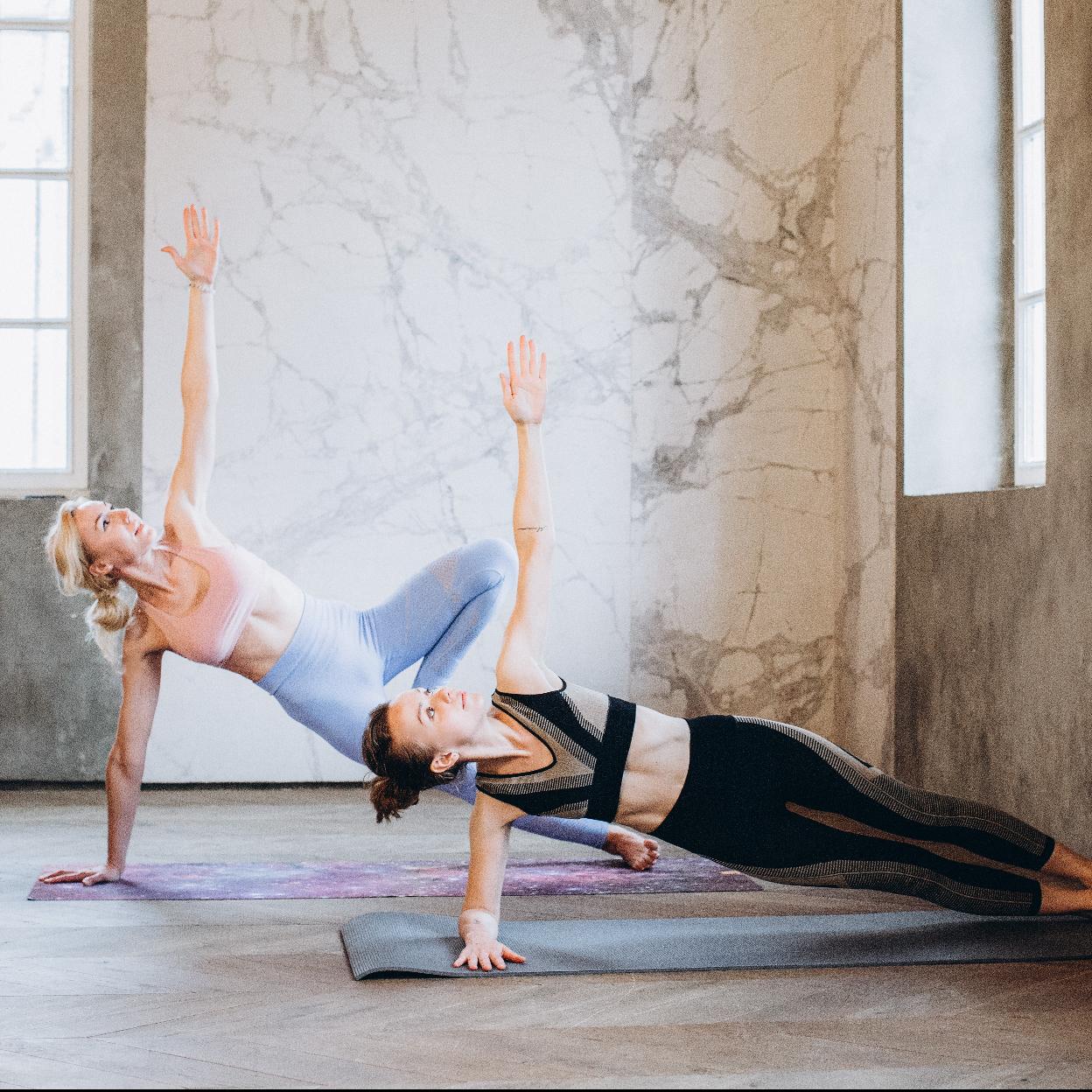 Mujeres haciendo planchas
