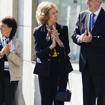 Imagen secundaria 1 - La reina Sofía con el bolso de Loewe.