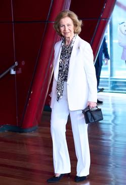 Imagen secundaria 2 - La reina Sofía con el bolso de Loewe.