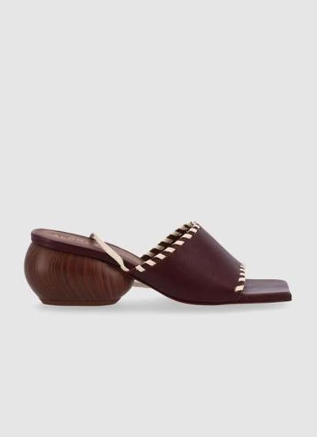 Imagen - Sandalias marrón con tacón de madera de Alohas, 180 euros.