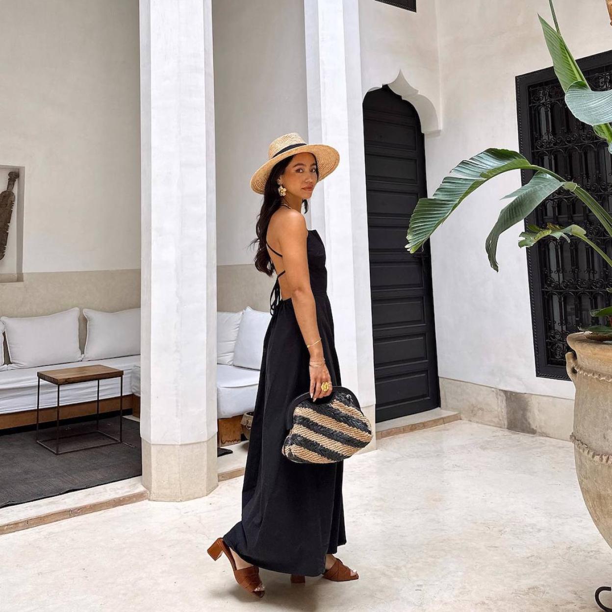 La influencer lleva un vestido con espalda al aire tendencia