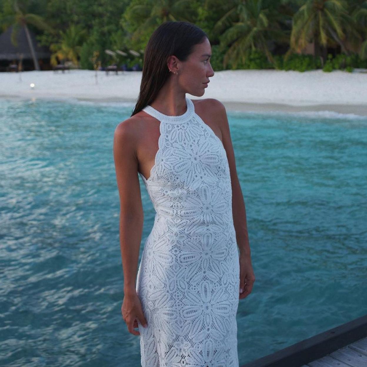 Una mujer con vestido blanco.