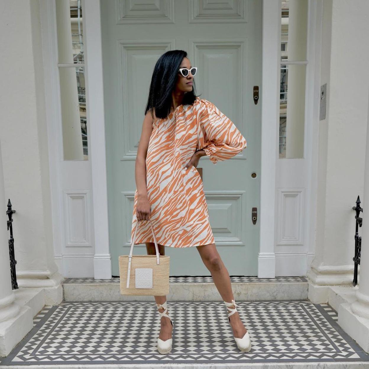 Una mujer con alpargatas de Castañer.