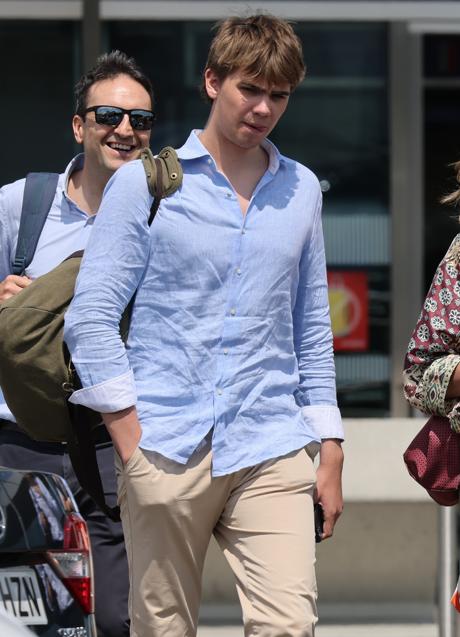 Imagen - El tercer hijo de la infanta Sofía, tras aterrizar en Ginebra para la celebración de la graduación de Irene. Miguel es evidentemente tan alto como sus hermanos. (FOTO: GTRES) 