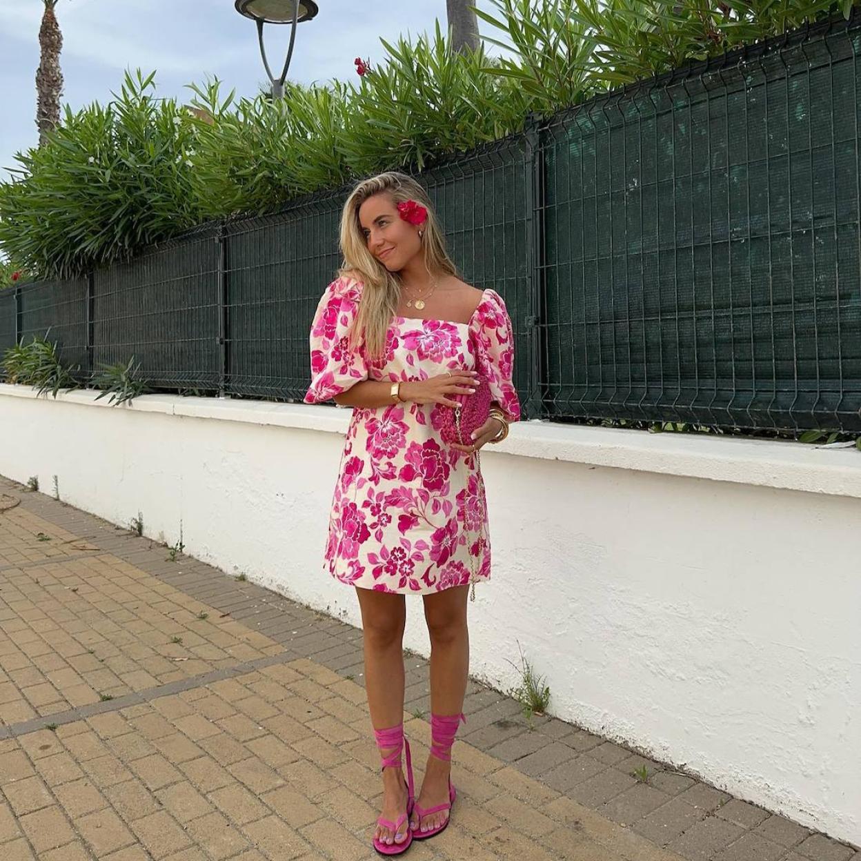 La influencer lleva el vestido rosa superventas rebajado