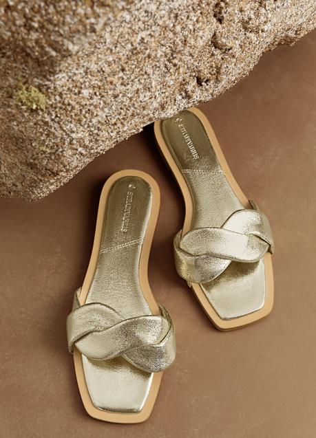Imagen - Sandalias doradas de Stradivarius (19,99 euros)
