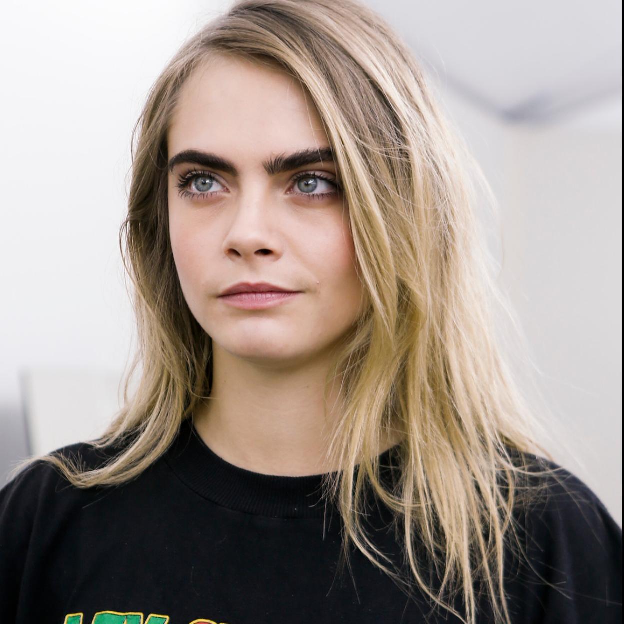 Cara Delevigne presume de una mirada definida y poblada.