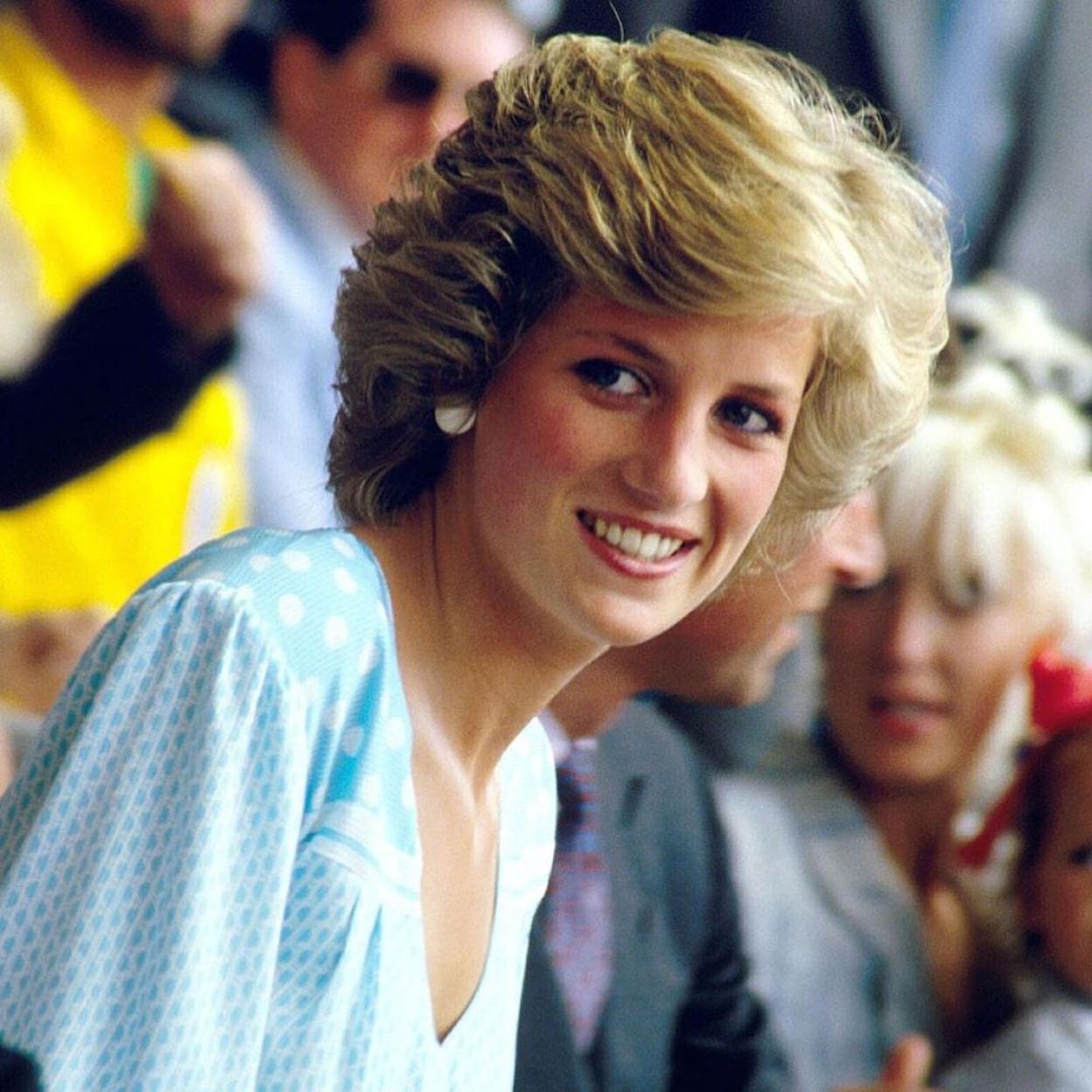 Lady Di con vestido de lunares.