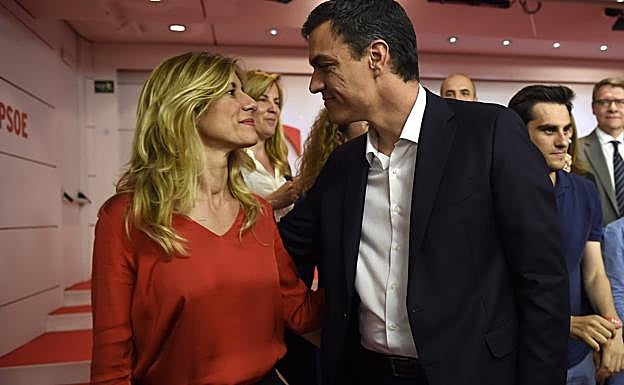 Pedro Sánchez presume de una complicidad total con su mujer. Aquí les vemos en la noche electoral de 2016, en la sede del PSOE en la calle Ferraz de Madrid. 