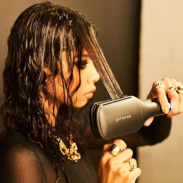 Una mocdlo utilizando la plancha duet style de ghd.