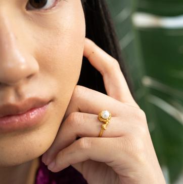 Imagen secundaria 1 - Pendientes de aro de Briana y anillo y colgante con perlas, de Suma Cruz.