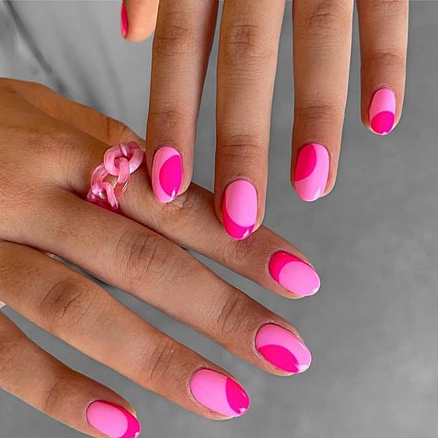 Manicura barbicore rosa con diseño geométrico