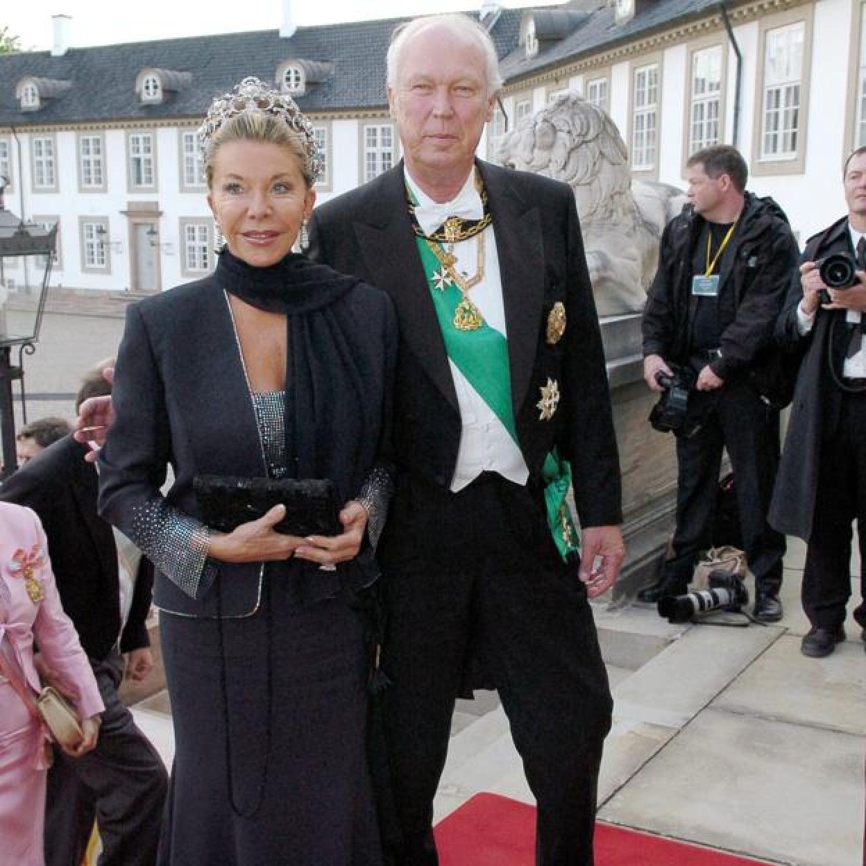 Víctor Manuel de Saboya y su mujer, Marina Doria, a su llegada a la cena posterio a la boda del príncipe heredero Federico de Dinamarca y Mary Donaldson, en mayo de 2004. 