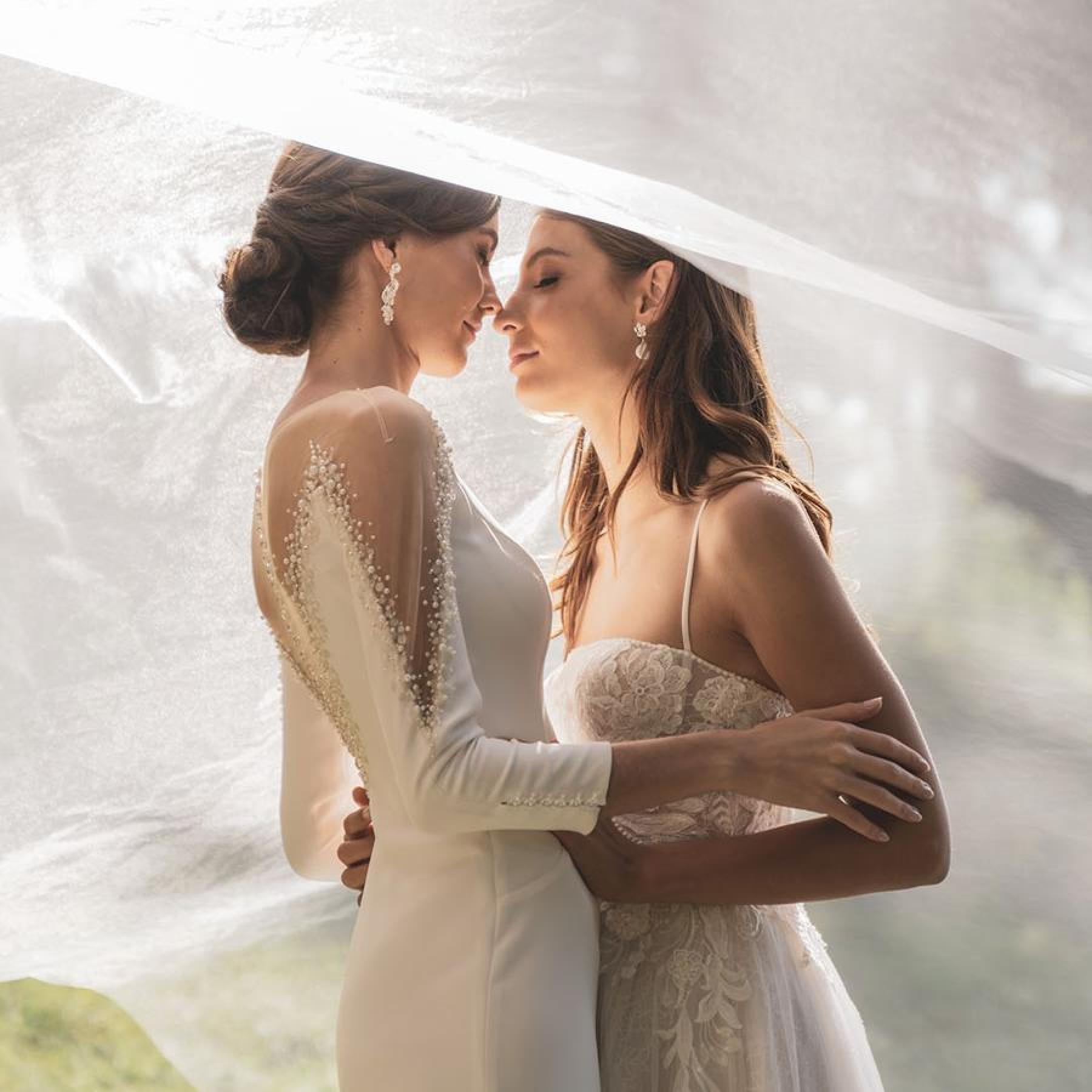 La polémica de Pronovias por las fotos de dos novias lesbianas