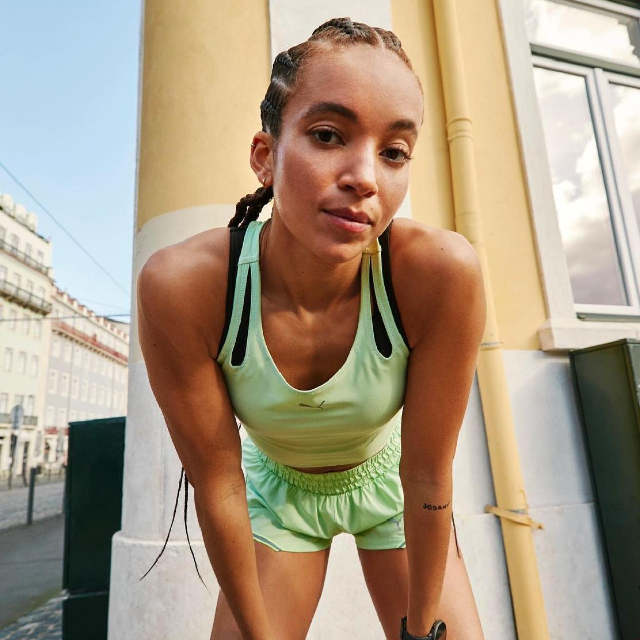 Mujer descansando después de practicar running. 