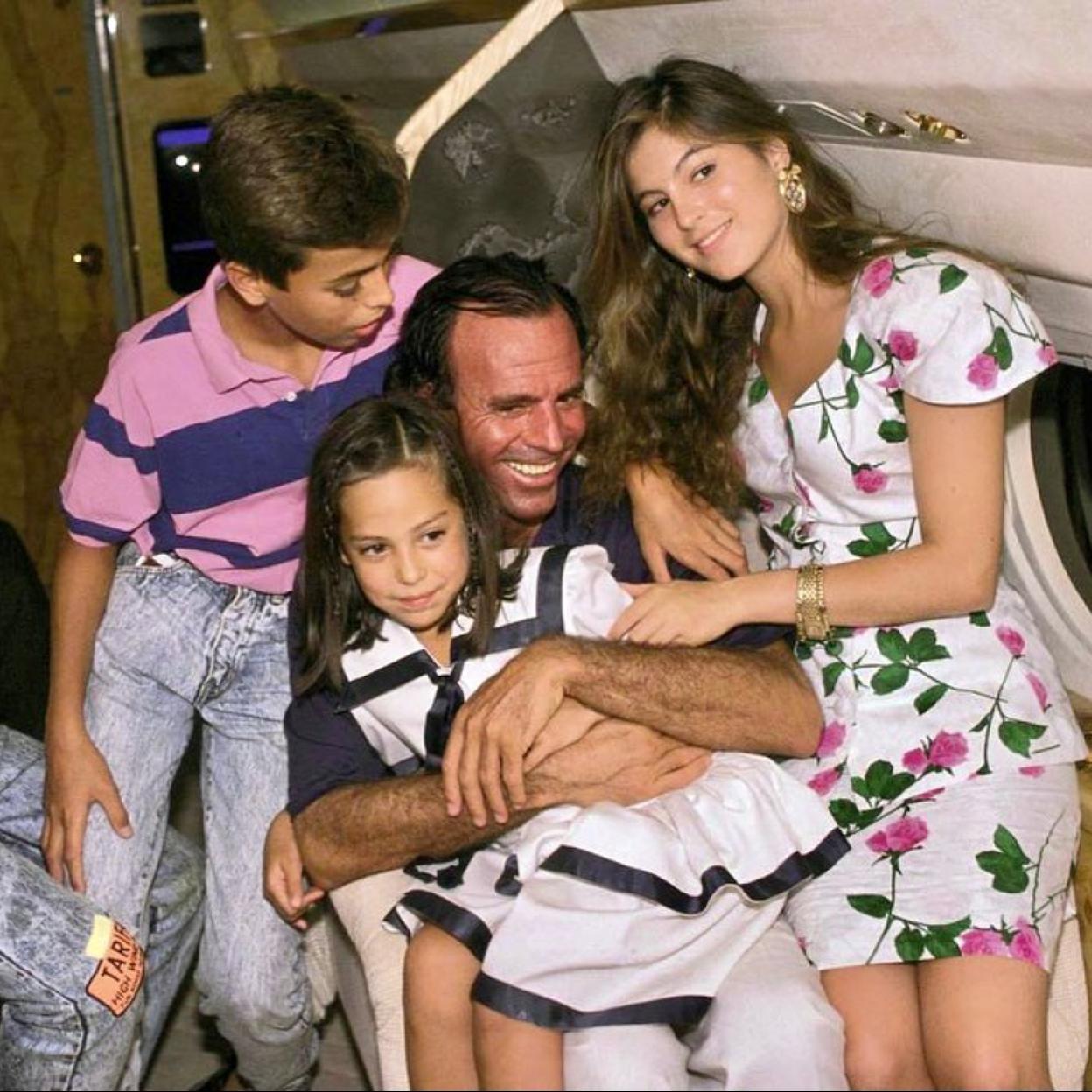 Tamara Falcó junto a dos de sus muchos hermanos y el cantante Julio Iglesias