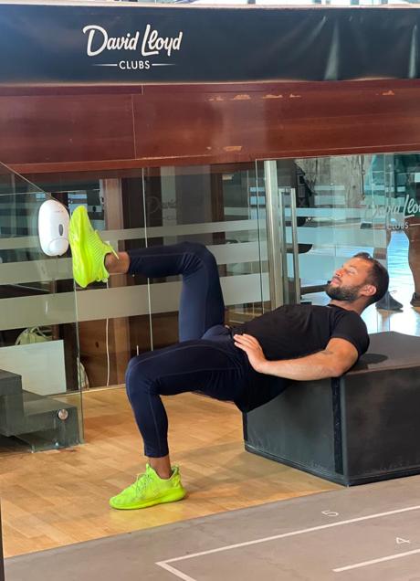 Imagen - Lukasz Dzwiga realizando el hip thrust a una pierna. / David Lloyd.