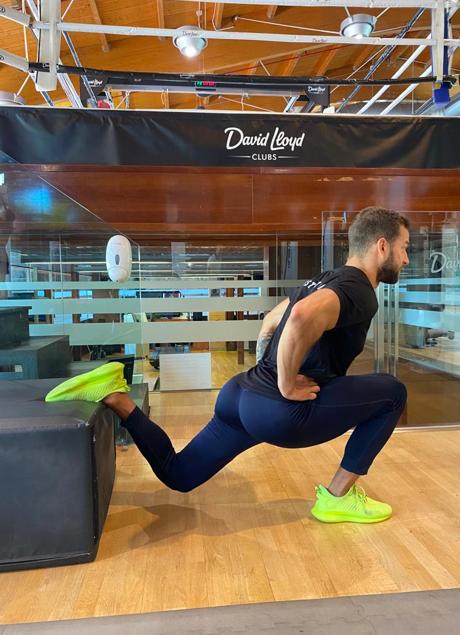 Imagen - Lukasz Dzwiga realizando la sentadilla búlgara. / David Lloyd.