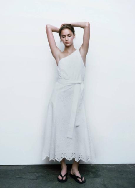 Imagen - Vestido midi blanco con escote asimétrico