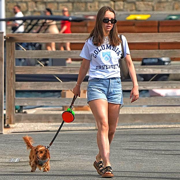 Alexandra de Hannover paseando a su perro.