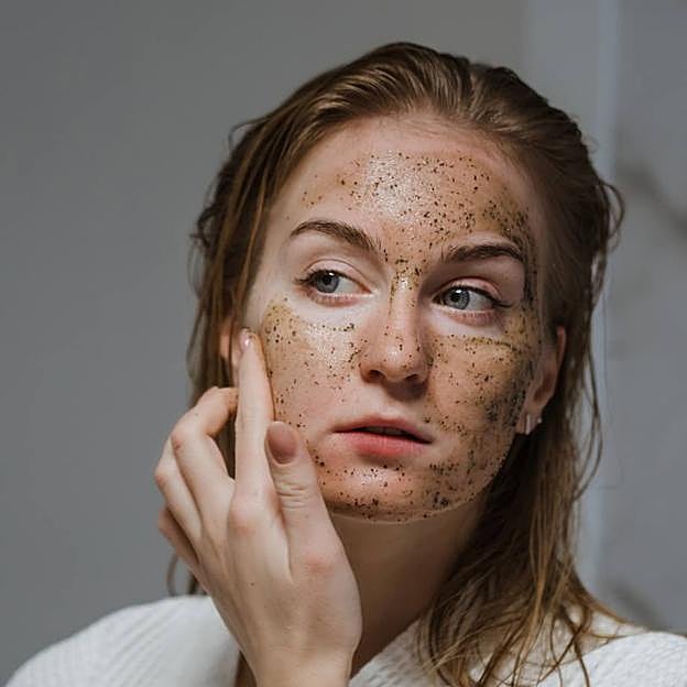 Mujer usando exfoliante facial casero