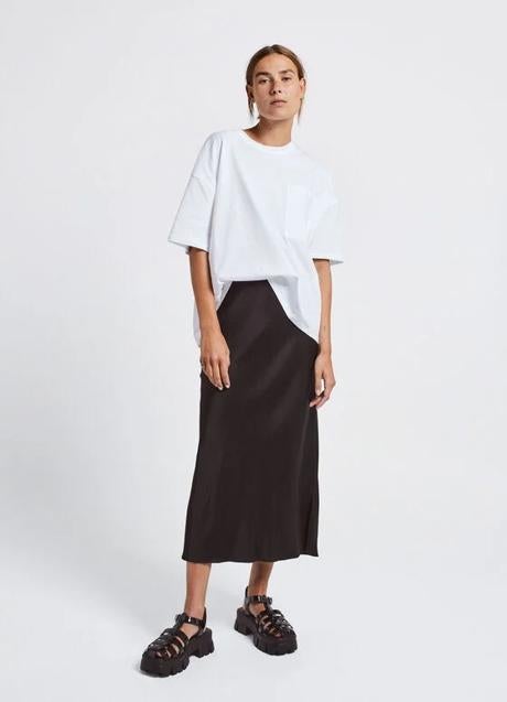 Imagen - Falda satinada en color negro de Parfois. Foto: Parfois.