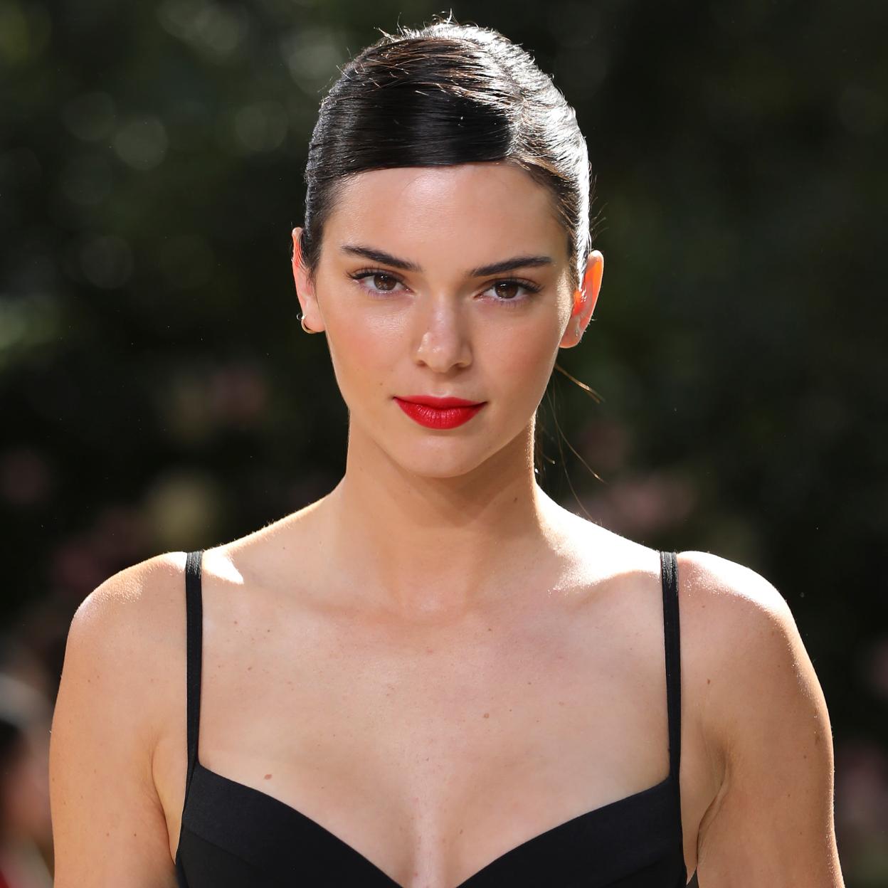 Modelo con piel sin acné