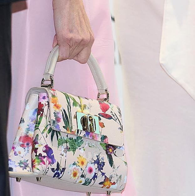 El bolso de flores de Letizia.