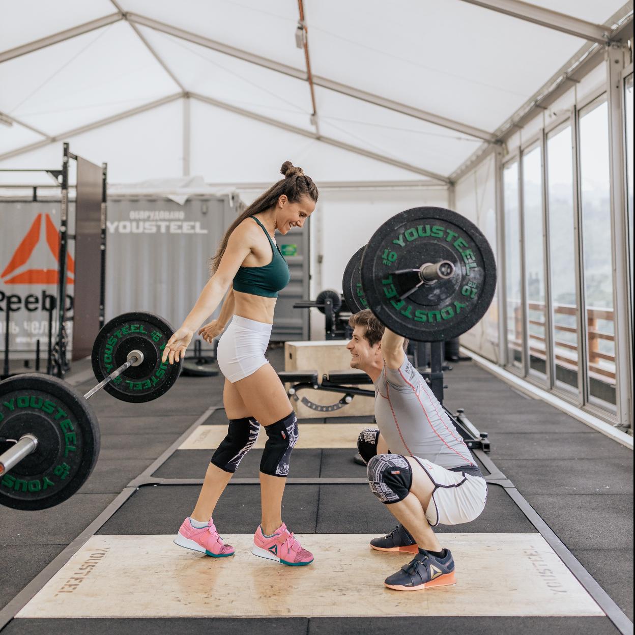 Pareja realizando un entrenamiento con pesas