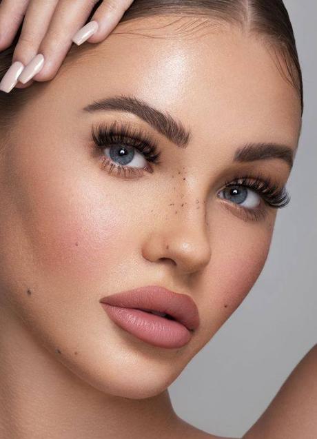 Imagen - Mujer con extensiones de pestañas de voluemn ruso