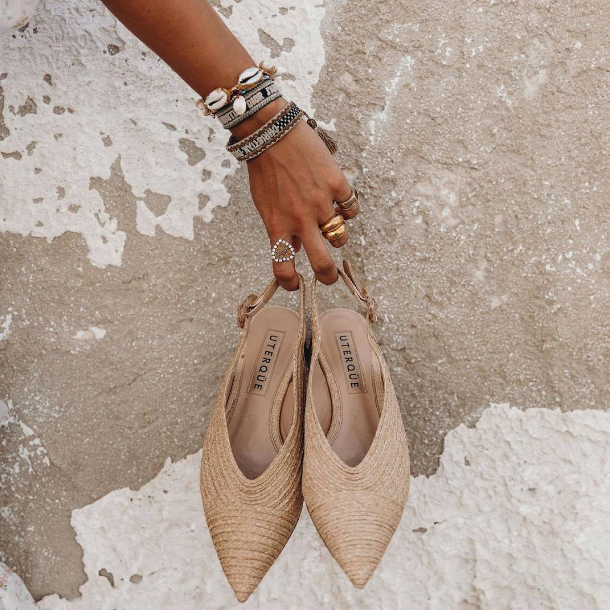 Influencer sujetando bailarinas destalonadas