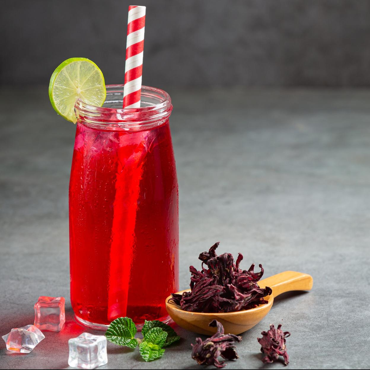 Botella de agua de Jamaica con hielo. 