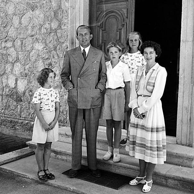 La familia real griega, fotografiada alrededor de 1950: de izquierda a derecha, la princesa Irene, el rey Pablo, el príncipe heredero Constantino, la princesa Sofía y la reina Federica.