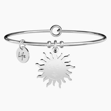 Imagen secundaria 1 - La falda de Salsa Jeans, la pulsera de Kidult y la camiseta de Uniqlo.