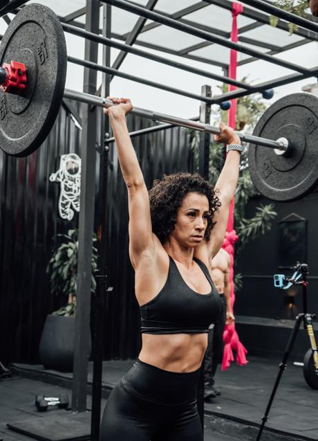 Imagen - Mujer levantando pesas/PEXELS