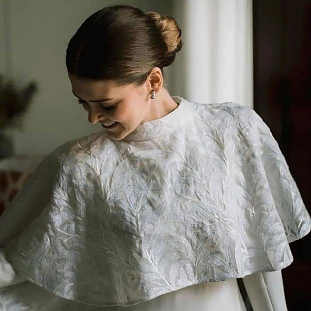 Novia con peinado de boda estilo moño pulido