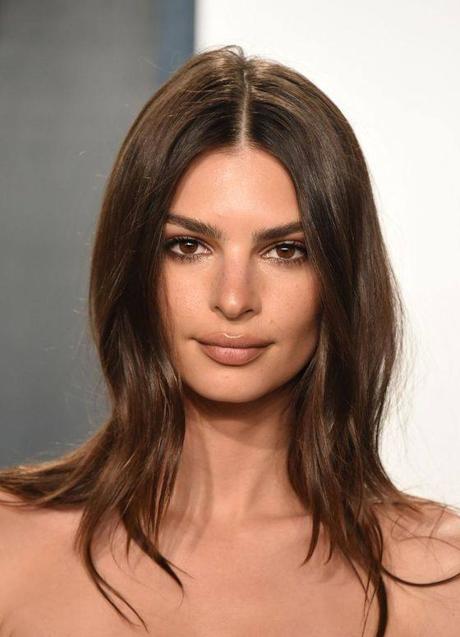 Imagen - Emily Ratajkowski con pelo color castaño chocolate
