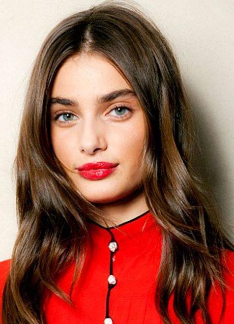 Imagen - La modelo Taylor Hill con color de pelo castaño chocolate