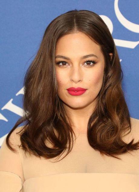 Imagen - Ashely Grahan con pelo castaño chocolate con matices acaramelados