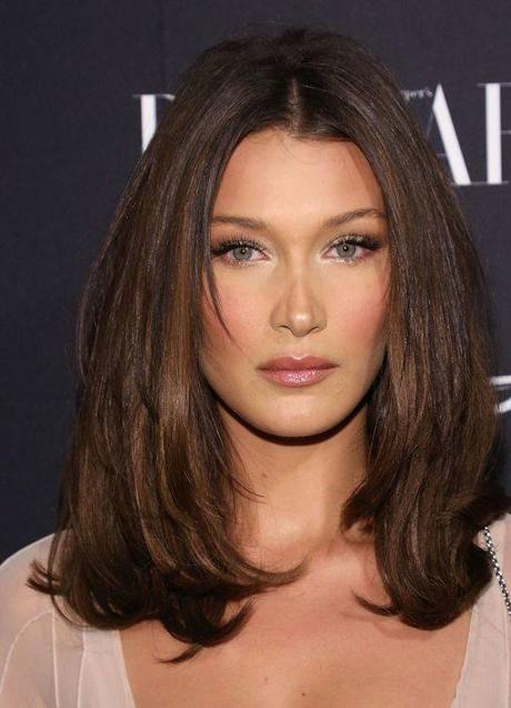Imagen - Bella Hadid con mechas caramelo en pelo castaño chocolate